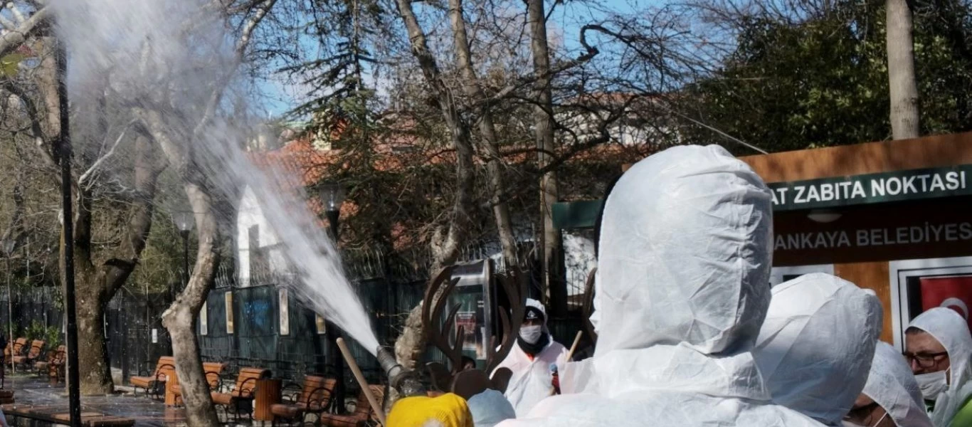 Δημόσια κατακραυγή στην Τουρκία: Η αστυνομία «φυγάδευσε» κόρη αξιωματούχου από καραντίνα (βίντεο)